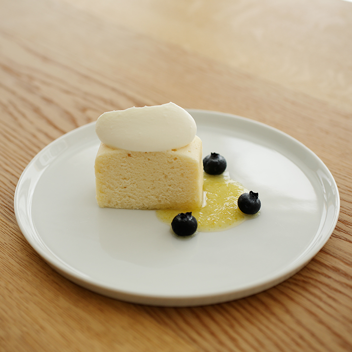 青山店イートイン「レモンと白あんのケーキ」